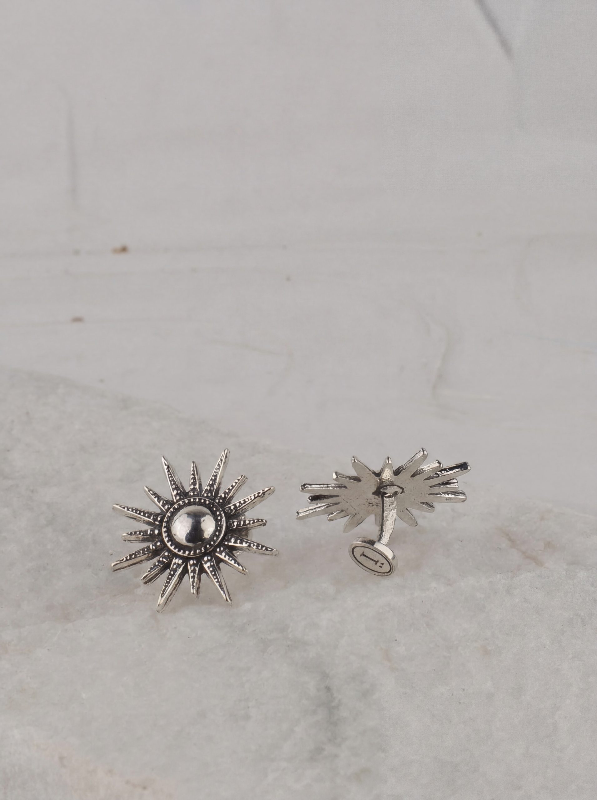 ¿Quién regala los gemelos al novio?